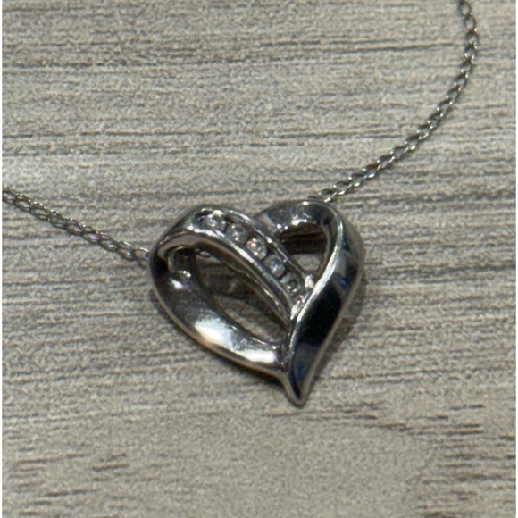 10k‎ White Gold Diamond Accent Heart Pendant W/ Chain 16in Necklace - Picture 1 of 10
